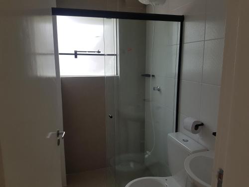 伊塔尼亚恩AbeQuar apartamentos beira-mar para temporada的带淋浴、卫生间和盥洗盆的浴室