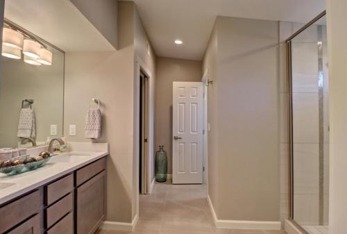 拉斯克鲁塞斯Sleek, Modern Designer home 3的带淋浴和水槽的浴室以及玻璃门。