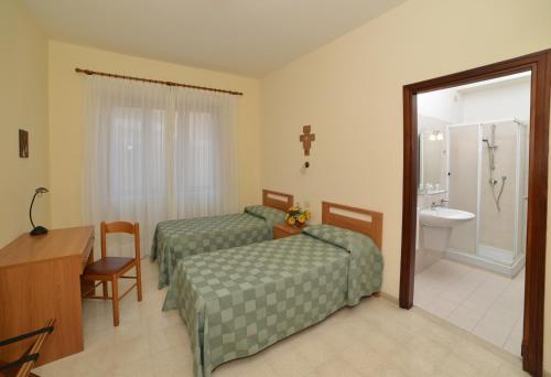 罗马匹考尔安切勒迪克里斯托雷旅馆的酒店客房带两张床和一间浴室