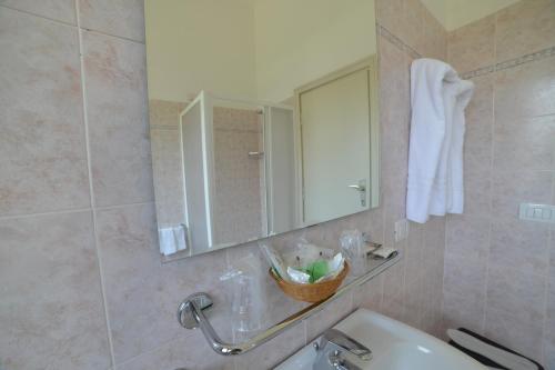 罗马匹考尔安切勒迪克里斯托雷旅馆的一间带水槽和镜子的浴室