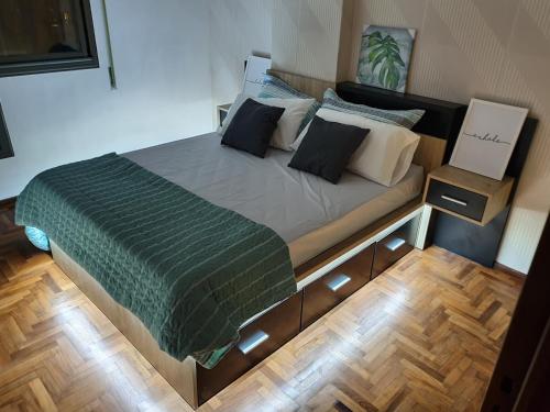 科尔多瓦Alojamiento Maria :-)的一间卧室配有一张带绿色棉被的床