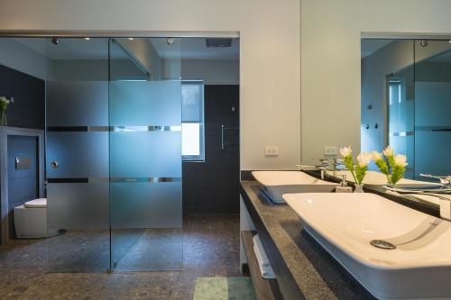 茶云莱海滩Villa Sasipimon - Panoramic Duplex Studio的浴室设有3个水槽和一排镜子