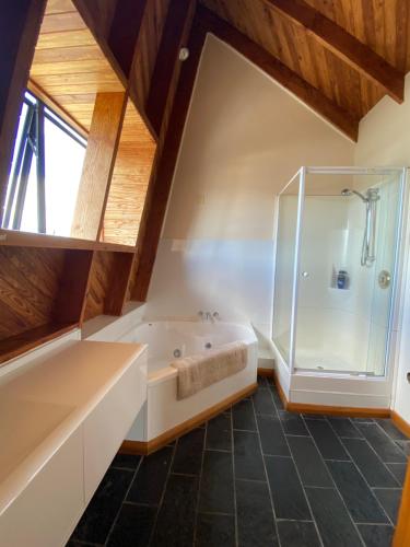 特威泽尔Arches on Bendrose的一间带大浴缸和淋浴的浴室