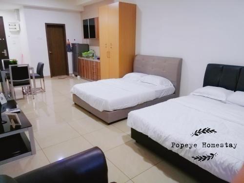 新山Luxury Premium Suite @ Kempas Johor Bahru的酒店客房设有两张床和电视。