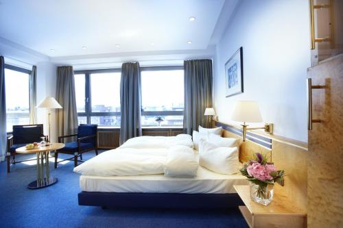 基尔基尔坎帕尼莱阿斯特酒店的酒店客房设有一张大床和一张书桌。
