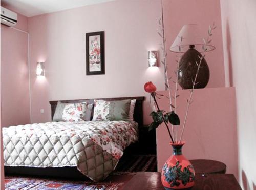 Ouzoud卡斯巴塔乌姆哈尼族酒店的一间卧室配有床和花瓶