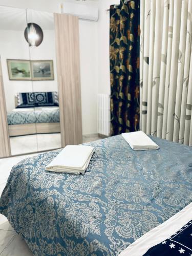 索马伦巴多CASA DEI FIORI的一间卧室配有一张床,上面有两条毛巾