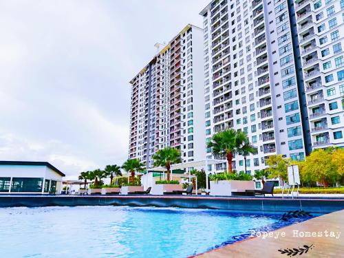 新山Luxury Premium Suite @ Kempas Johor Bahru的一座大型公寓楼,前面设有一个游泳池