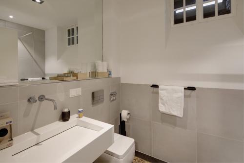 弗莱堡Boutique Apartments Freiburg - Elisabeth的白色的浴室设有卫生间和水槽。