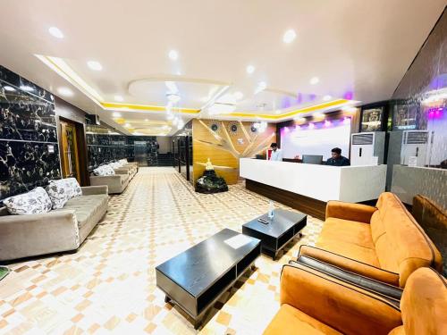 穆扎夫法尔普尔Blue Diamond Resort & Hotel的大厅配有沙发,大楼内设有一间酒吧