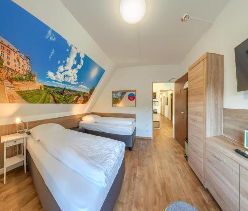 兰河畔马尔堡马尔堡旅舍的一间带两张床和电视的卧室