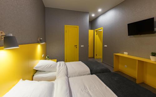 图拉Отель Баларам的酒店客房设有两张床和一台平面电视。