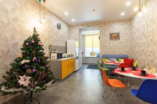 图拉Отель Баларам的厨房里设有1间带圣诞树的客厅