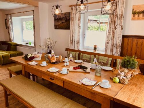 柯尼希斯湖畔舍瑙Ferienhaus Bergvagabund的客厅配有一张木桌、椅子和用餐室