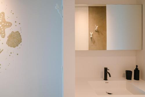 奥斯坦德Studio47的一间带水槽和镜子的浴室
