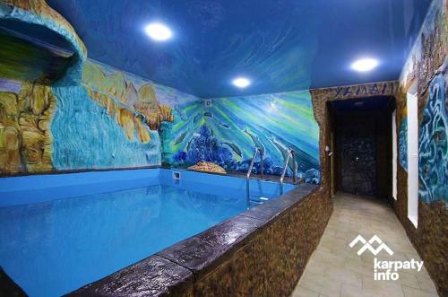科索夫Hammam Spa Villa DAROSO的墙上画画的大型游泳池