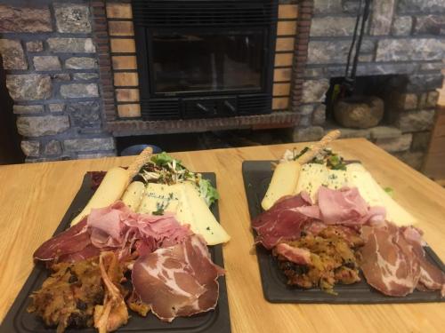 勒索兹伊基普酒店的桌上的两盘肉类和奶酪