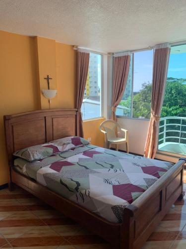 通苏帕Hotel Kemarios的一间卧室设有一张床和一个大窗户