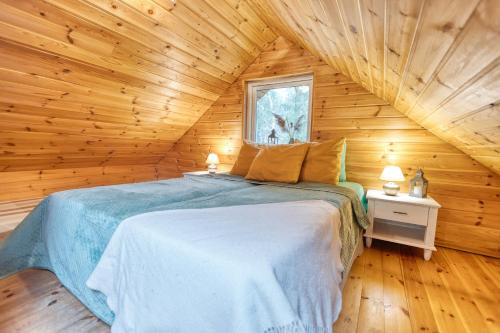 KuusaluValkla Puhkekeskuse saunamaja的小木屋内一间卧室,配有一张床