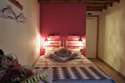 SameiroCasa D'Avó- Serra da Estrela的一间卧室配有一张红色墙壁的床