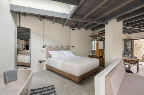 基萨莫斯Velanis Ηouse, style into nature - secluded的卧室配有白色的床和沙发