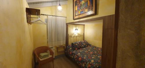 昆卡Cuencaloft Casa Azafranes VUT的一间小卧室,配有一张床和一把椅子