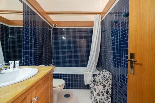 加亚新城Stunning Modern Flat w Terrace Miramar Gaia的一间带水槽、卫生间和淋浴的浴室