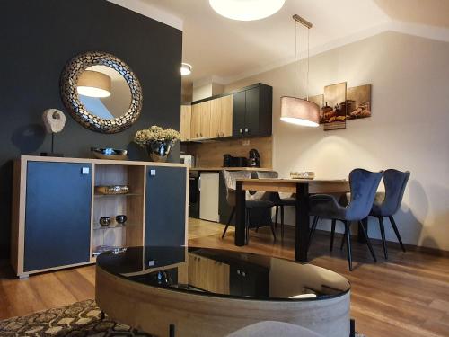 比克Birdland Panorama Apartman的厨房以及带桌椅的用餐室。