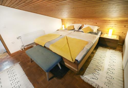 采尔克尼察Apartma Vila Zigmund的一间卧室设有一张大床和木制天花板