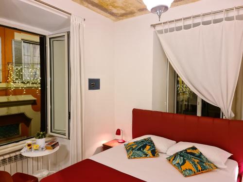 罗马我来借宿酒店的窗户间内的一张带两个枕头的床