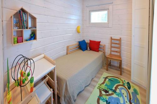 鲁奥科拉赫蒂ONNI Village的一间小卧室,配有一张床和一张书桌