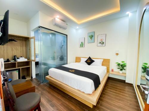 沙塘潭ZELDA hotel的一间卧室设有一张床和一个玻璃淋浴间