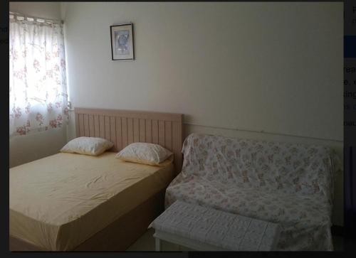 暖武里府Room in BB - Dmk Don Mueang Airport Guest House的小型客房 - 带2张床和窗户