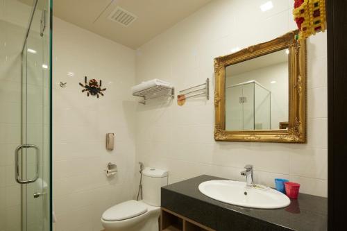 努沙再也乐高乐园酒店的一间带卫生间、水槽和镜子的浴室