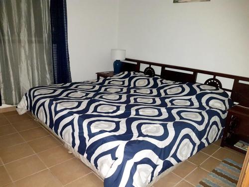 Happy BayOne bedroom appartement with furnished garden and wifi at La Savane 2 km away from the beach的卧室内的一张黑白床