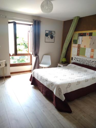 拉罗克加雅克费米弗勒瑞宾馆的一间卧室设有一张床和一个窗口