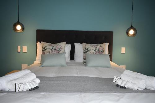 格拉斯科普Mosswood Bed & Breakfast的一间卧室配有一张大床和毛巾