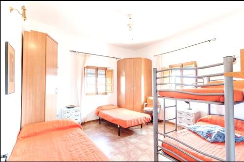 安特克拉4 bedrooms villa with private pool enclosed garden and wifi at Antequera的一间卧室配有两张双层床和一张书桌