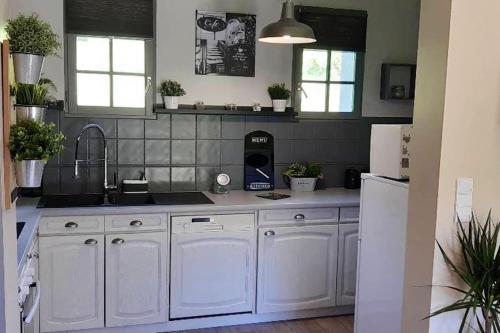 Arrens-MarsousChalet d'une chambre avec sauna et wifi a Arrens Marsous的厨房配有白色橱柜和白色冰箱。