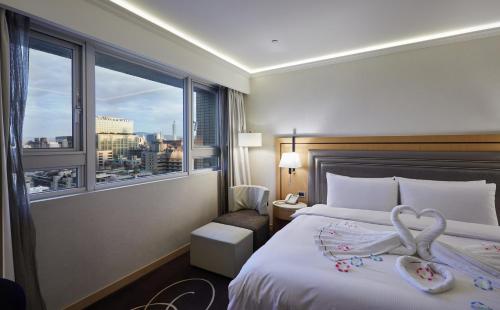台北柯达大饭店 台北松江的酒店客房,配有一张装饰心灵的床