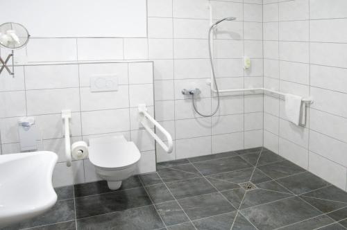 博伦多夫豪尔酒店的带淋浴、卫生间和盥洗盆的浴室