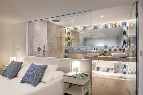 马萨鲁布朗斯Gocce Di Capri Resort的一间带白色床的卧室和一间浴室