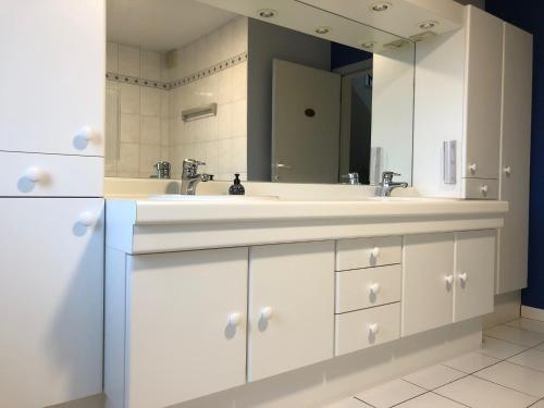赫拉尔兹贝亨Vakantiewoning De Kassei Geraardsbergen max 12personen的浴室设有白色水槽和镜子