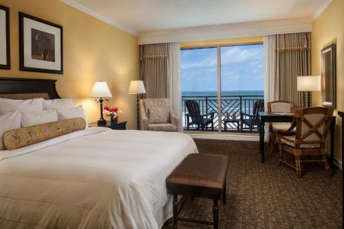 克利尔沃特Sandpearl Resort Private Beach的酒店客房设有一张大床和一个阳台。