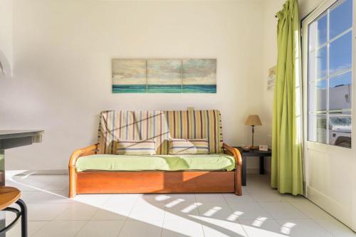 塞博河畔卡莱塔El Sombrerito 1的客厅设有一张沙发,配有窗户