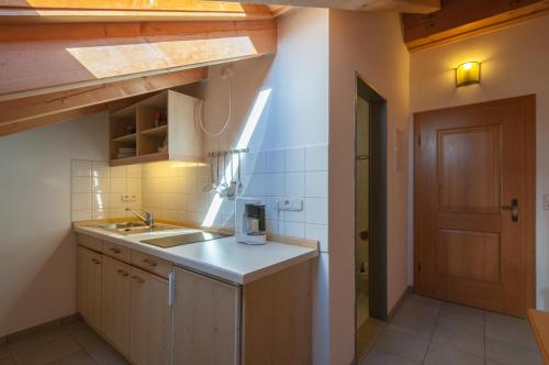 塞斯豪普特斯蒂尔夫酒店的一个带水槽和门的小厨房