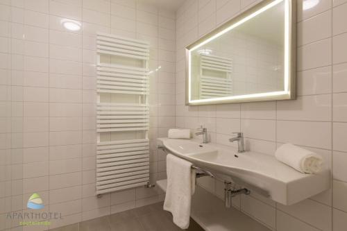 佐特兰德Luxe studio voor 2 personen的白色的浴室设有水槽和镜子