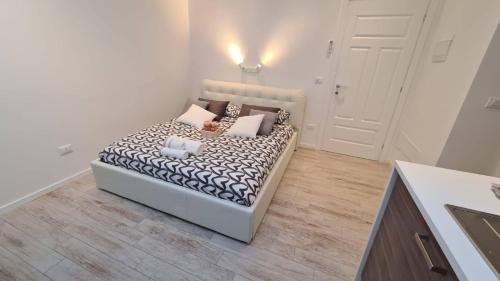 锡拉库扎BARBARA Classy Apartment 101的白色卧室配有带枕头的床