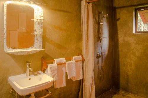 圣玛丽Villa Paradis的一间带水槽和镜子的浴室