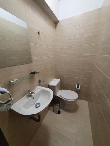 雅典City Center Athenes rooms的浴室配有白色水槽和卫生间。